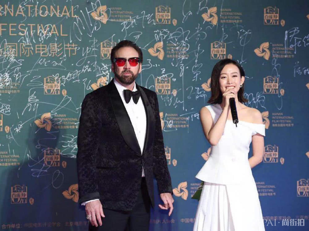 尼古拉斯凯奇大变样,一脸胡子穿西装,成全场焦点